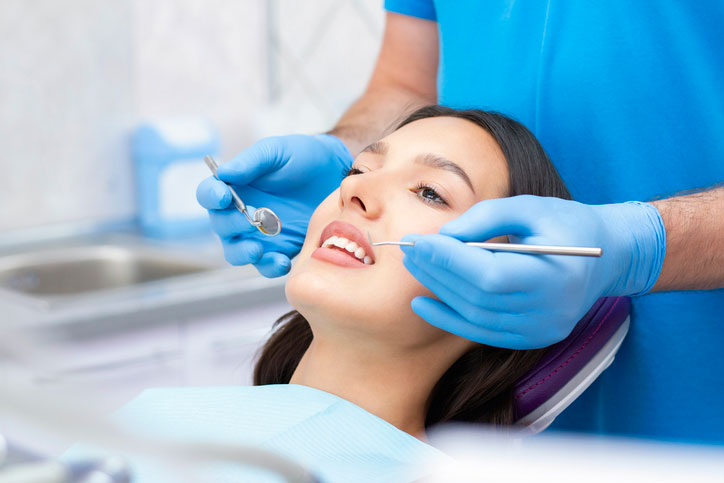 Dentist-examines-the-patients-teeth-at-the-dentist